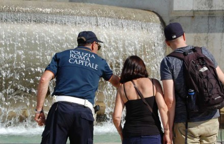 Donna immerge le gambe nella Fontana di Trevi, sanzione di 450 euro